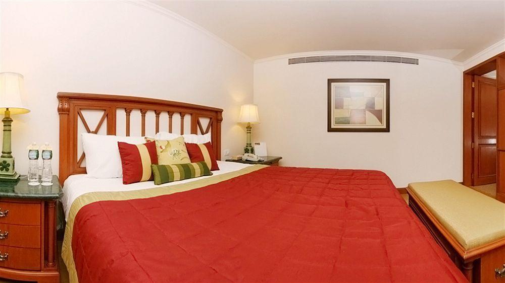 ดิ ออร์คิด Hotel มุมไบ ภายนอก รูปภาพ A room at the hotel