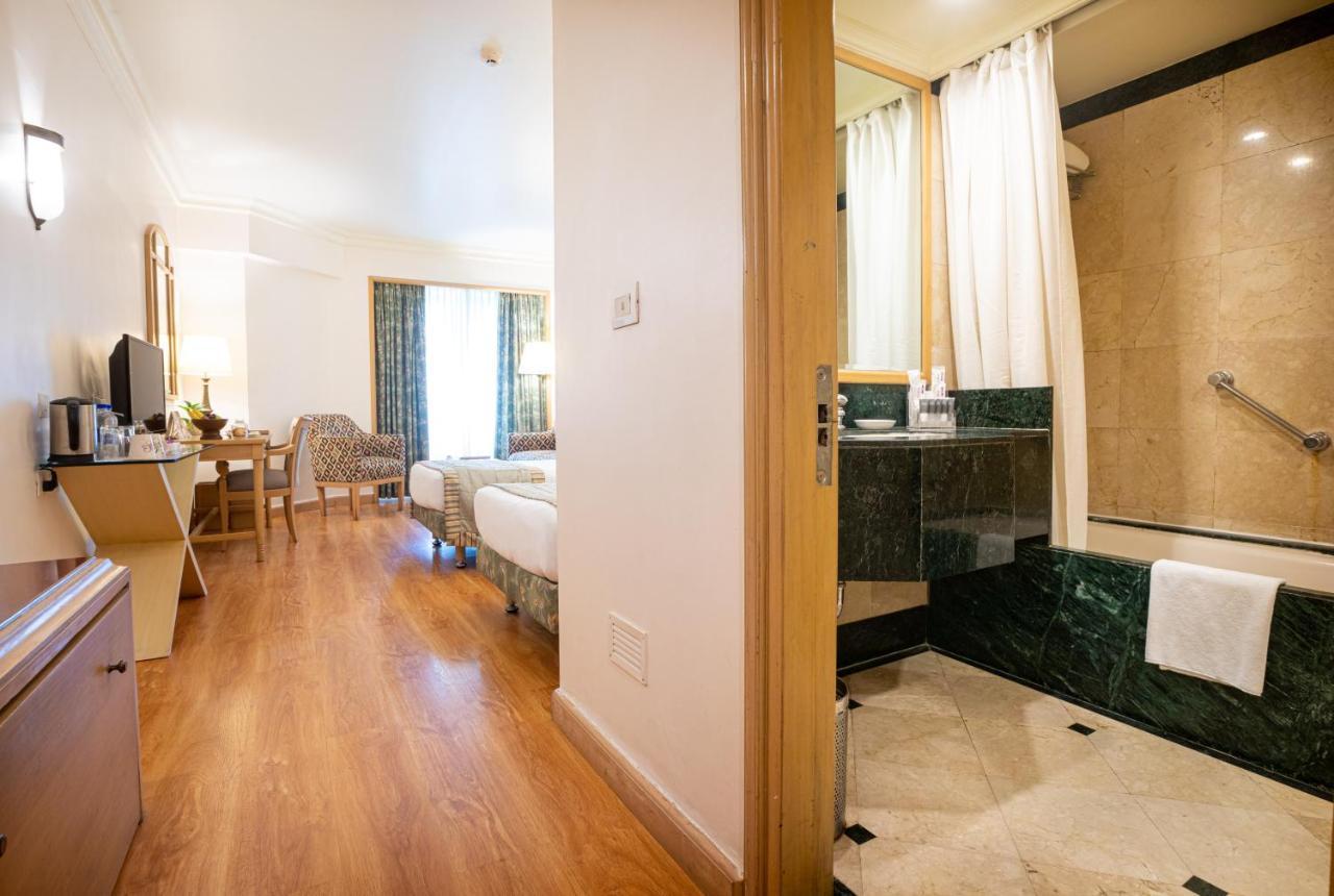 ดิ ออร์คิด Hotel มุมไบ ภายนอก รูปภาพ A room at the hotel