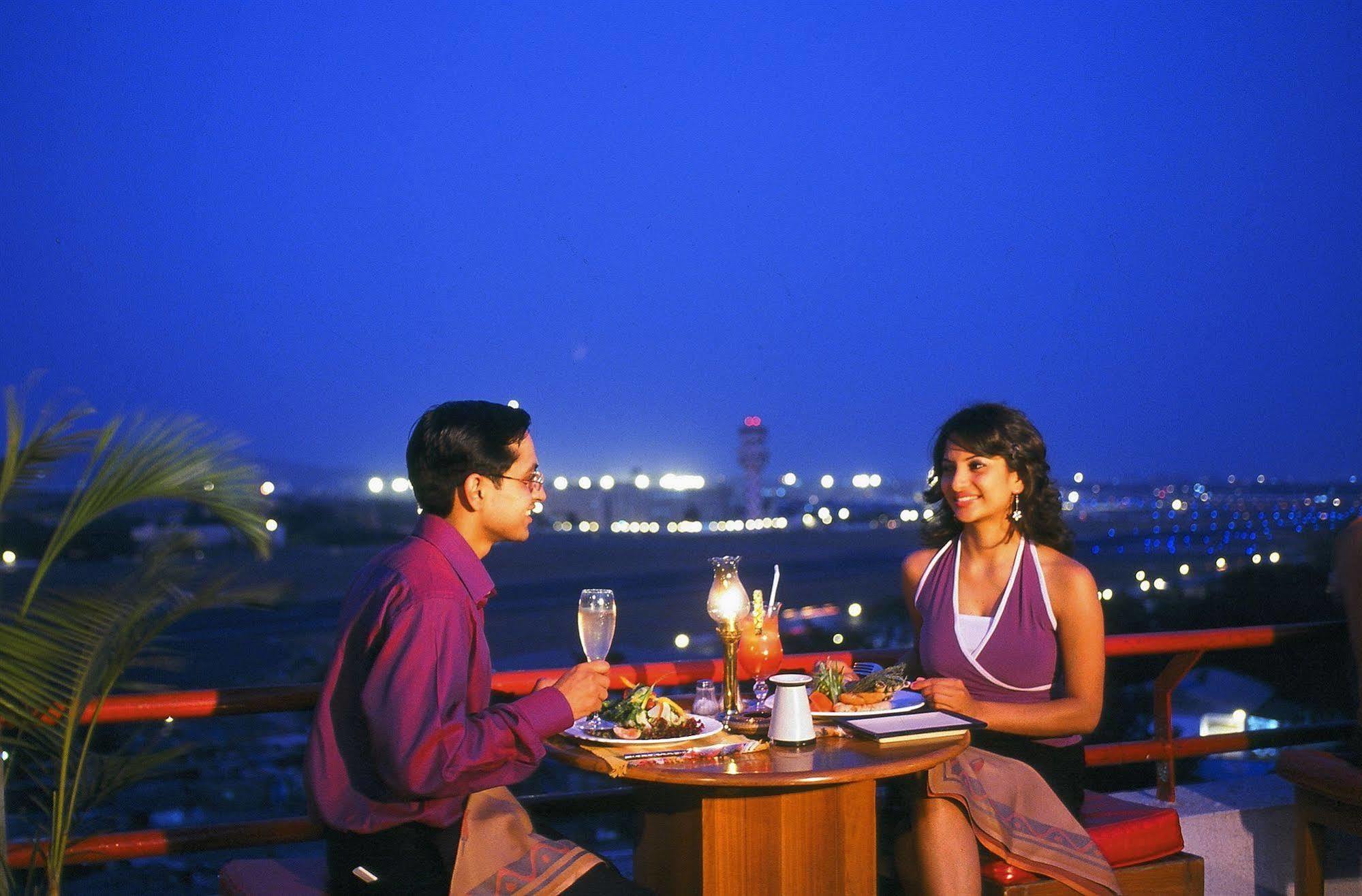 ดิ ออร์คิด Hotel มุมไบ ร้านอาหาร รูปภาพ A couple dining at a restaurant in India